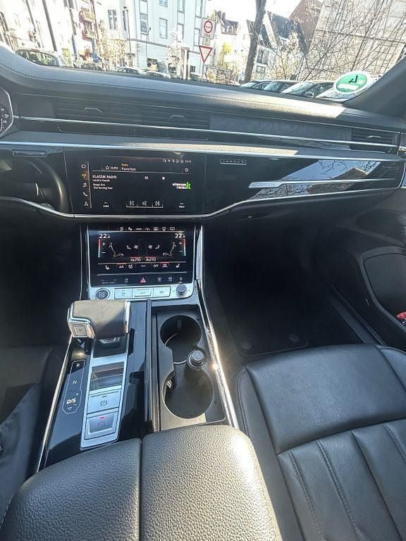 Second-hand Audi A8 Comfort 286 CP (210 kW) 2023 Negru Berlinǎ