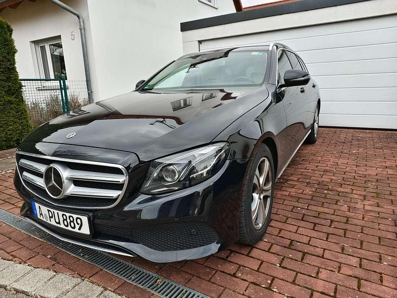 Schwarz Gebraucht 2017 Mercedes E200 Kombi | 26.990 € (Teuer) - Bild 1/4