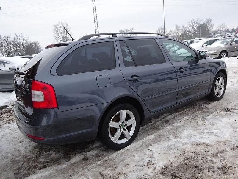 Gebraucht Skoda Octavia Ambiente 122 PS (89 kW) 2011 Grau Kombi