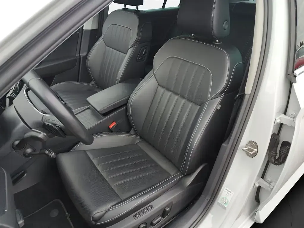 Gebraucht Skoda Superb Premium Edition 150 PS (110 kW) 2023 Moonweiss metallic Kombi