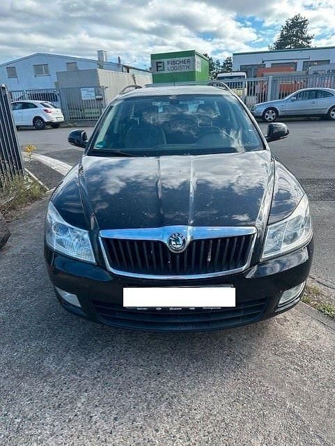 Schwarz Gebraucht 2010 Skoda Octavia Ambiente Kombi | 1.990 € (Superpreis) - Bild 1/4