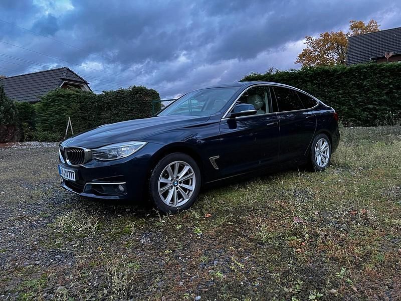 Blau Gebraucht 2015 BMW 330 Sport Line Limousine | 12.500 € (Superpreis) - Bild 1/4