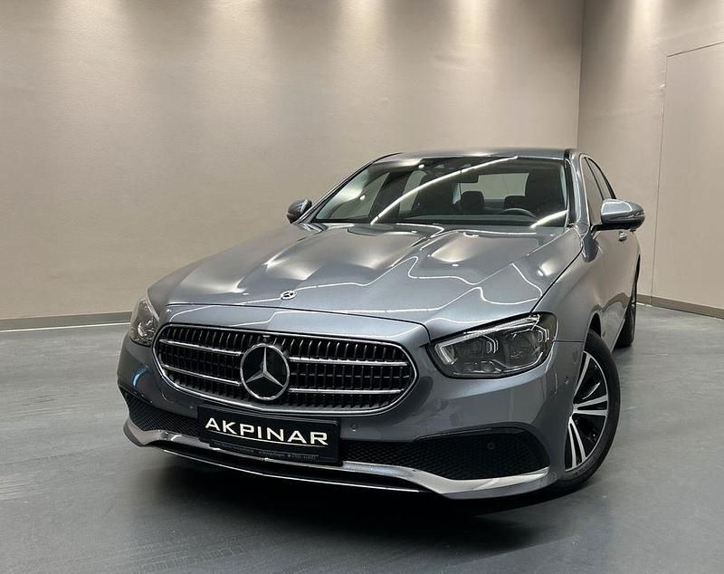Grau Gebraucht 2020 Mercedes E200 Limousine | 31.980 € (Etwas zu teuer) - Bild 1/4