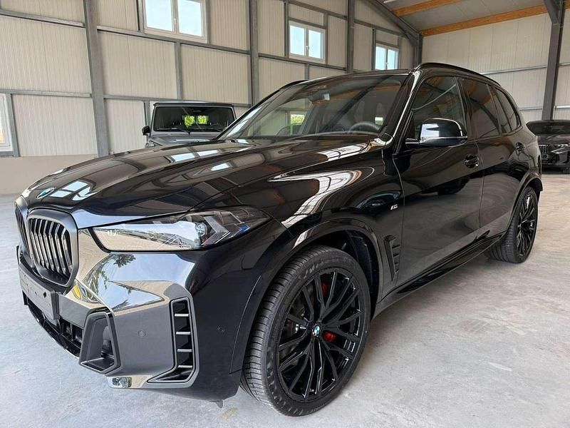 Black sapphire metallic Neu 2025 BMW X5 Comfort Edition SUV | 115.429 € (Teuer) - Bild 1/4