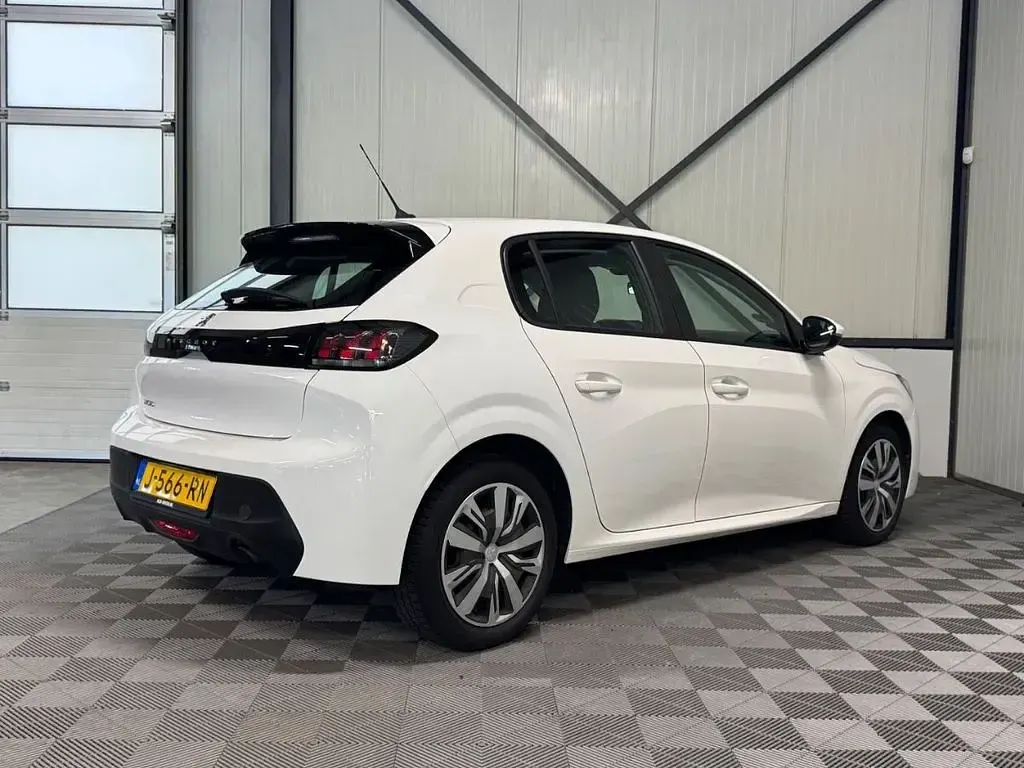 Gebraucht Peugeot 208 Active 73 PS (53 kW) 2020 Weiß Kleinwagen