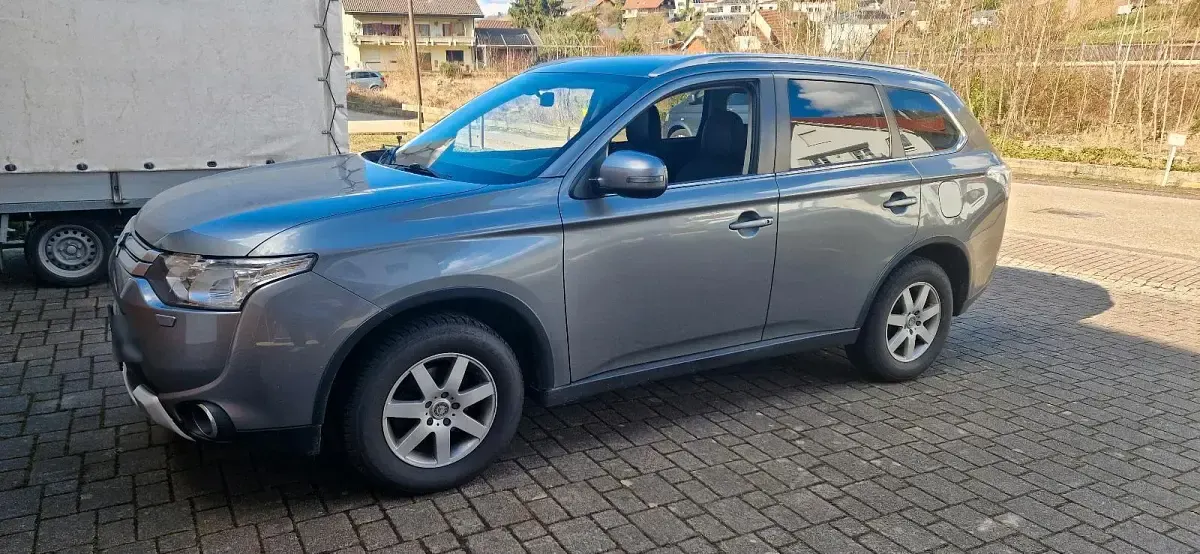 Begagnad Mitsubishi Outlander 150 HK (110 kW) 2014 Grå SUV