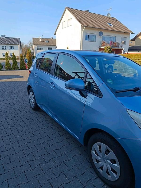 Gebraucht Toyota Verso-S 99 PS (72 kW) 2012 Blau Van / Kleinbus