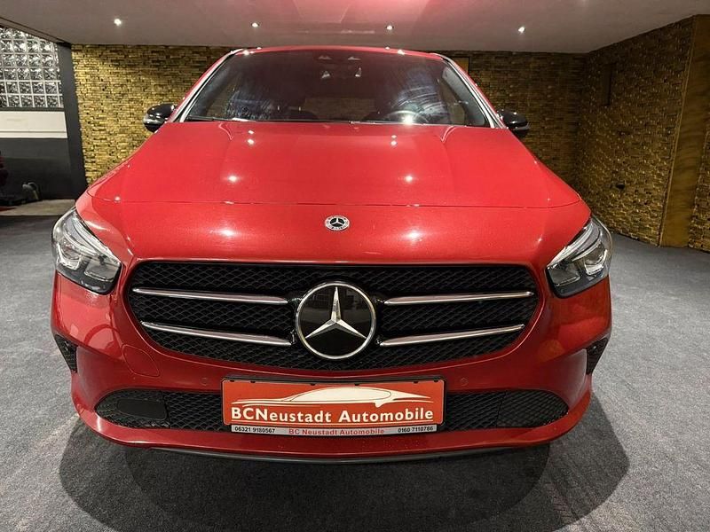 Gebraucht Mercedes B200 Night 150 PS (110 kW) 2021 Patagonienrot Van / Kleinbus