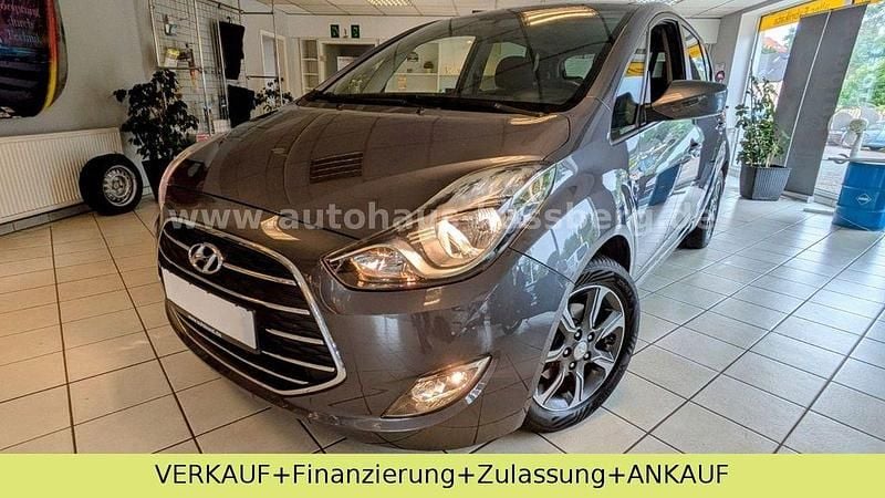 Grau Gebraucht 2015 Hyundai ix20 Style Van / Kleinbus | 9.975 € (Fairer Preis) - Bild 1/4