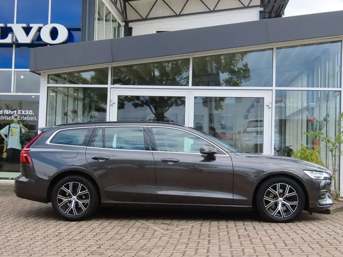 Gebraucht Volvo V60 Core 163 PS (119 kW) 2022 Particular grey Kombi