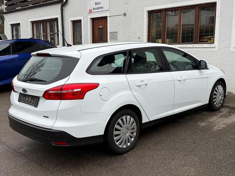 Gebraucht Ford Focus Trend 125 PS (91 kW) 2016 Weiß Limousine