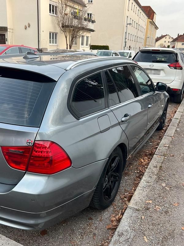 Gebraucht BMW 318 143 PS (105 kW) 2012 Grau Kombi