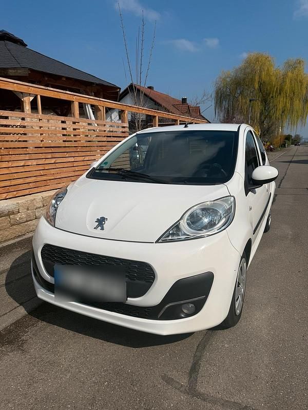 Gebraucht Peugeot 107 Active 68 PS (50 kW) 2012 Weiß Kleinwagen
