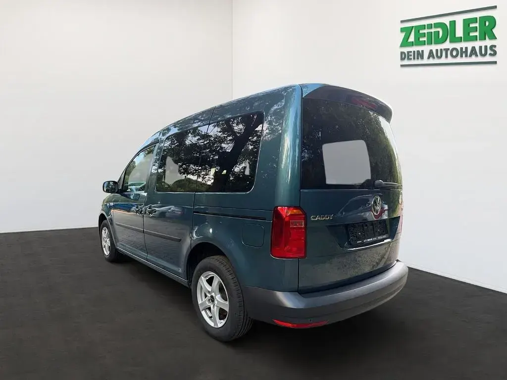 Gebraucht VW Caddy Trendline 102 PS (75 kW) 2017 Bambusgarden green Van / Kleinbus