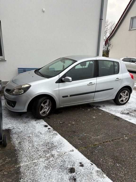 Gebraucht Renault Clio II Dynamique 88 PS (64 kW) 2007 Silber Limousine