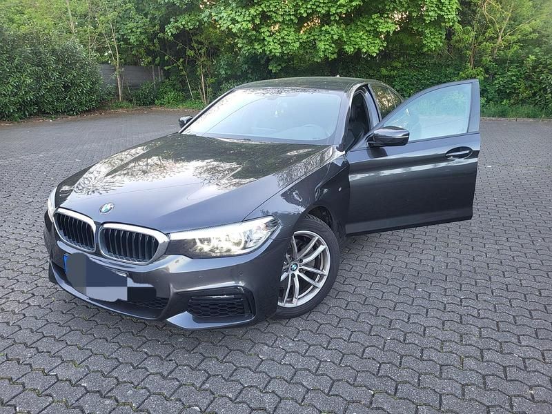 Grau Gebraucht 2019 BMW 520 M Sport Limousine | 28.000 € (Fairer Preis) - Bild 1/4