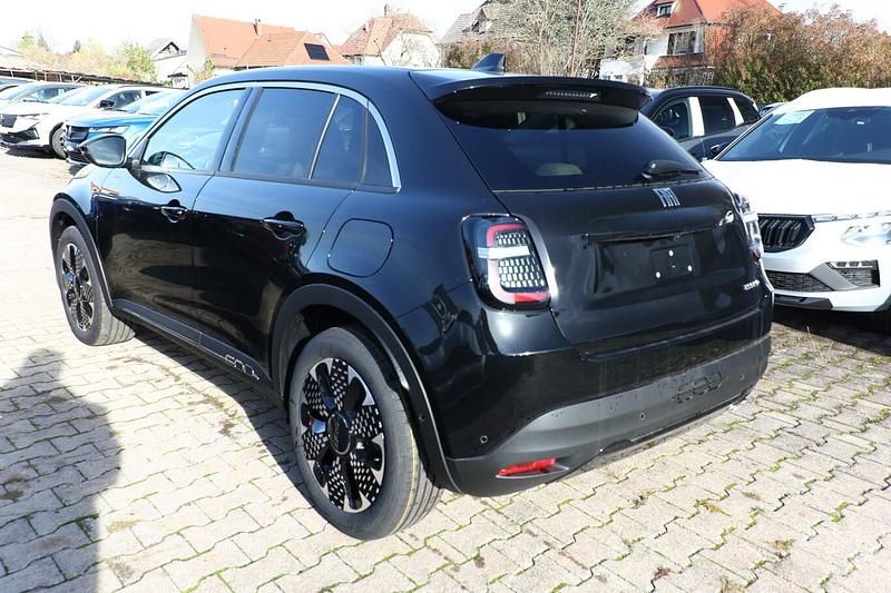 Neu Fiat 600 La Prima 110 PS (80 kW) 2025 Schwarz SUV