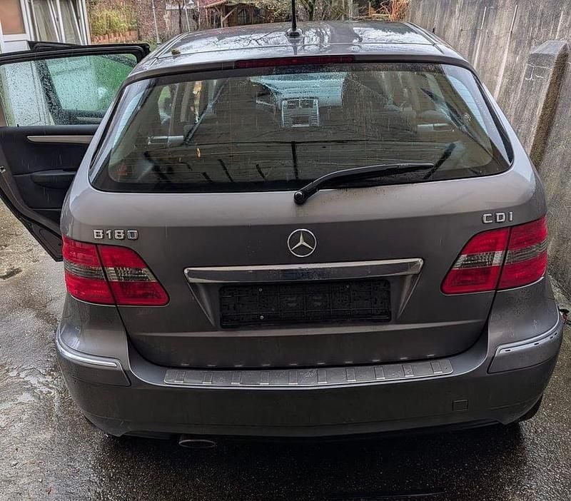 Gebraucht Mercedes B180 109 PS (80 kW) 2011 Grau Van / Kleinbus