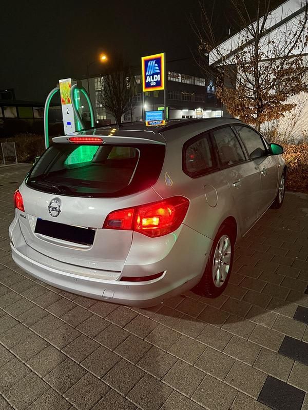 Silber Gebraucht 2010 Opel Astra Kombi | 4.500 € (Teuer) - Bild 1/4