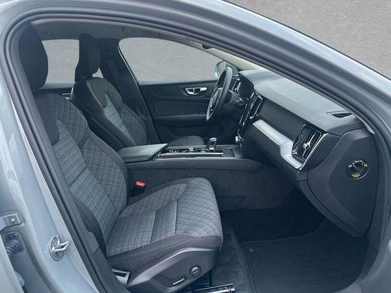Gebraucht Volvo V60 Core 197 PS (144 kW) 2024 Vapour grey Kombi