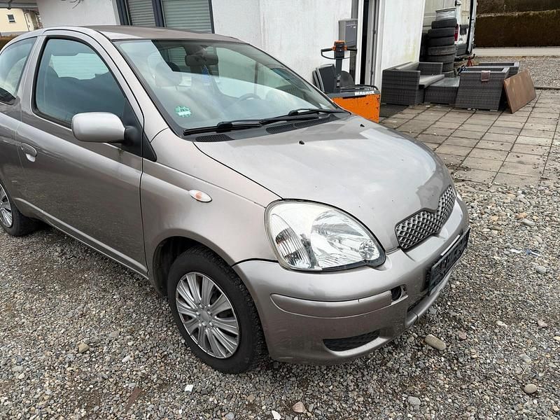 Gebraucht Toyota Yaris 65 PS (47 kW) 2003 Silber Kleinwagen