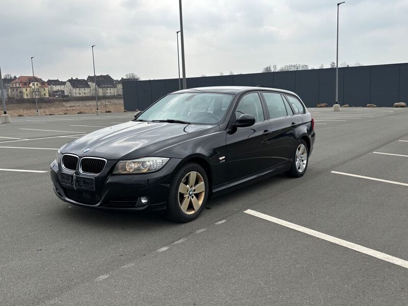 Schwarz Gebraucht 2011 BMW 320 Kombi | 3.999 € (Guter Preis) - Bild 1/4