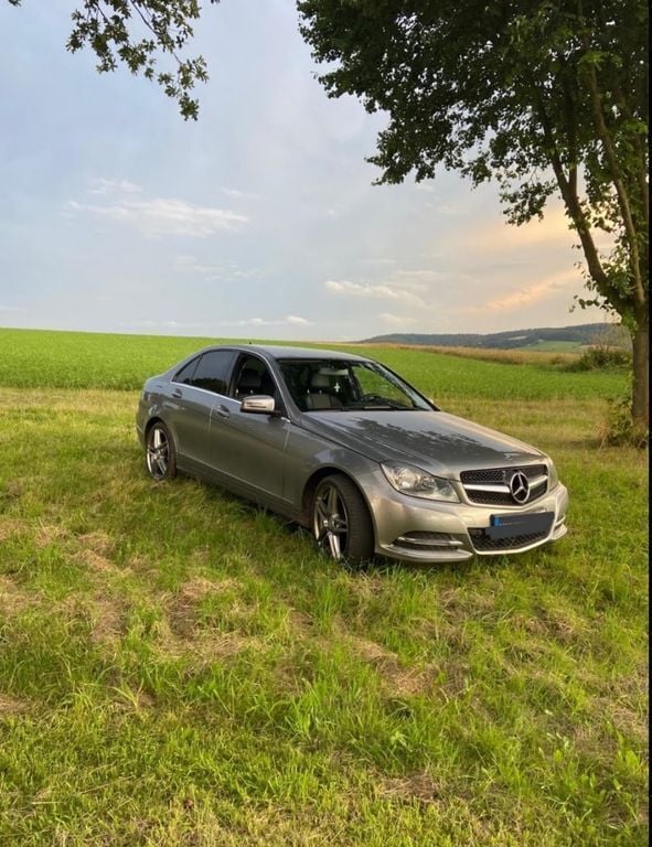 Grau Gebraucht 2013 Mercedes C180 Avantgarde Limousine | 14.999 € - Bild 1/4