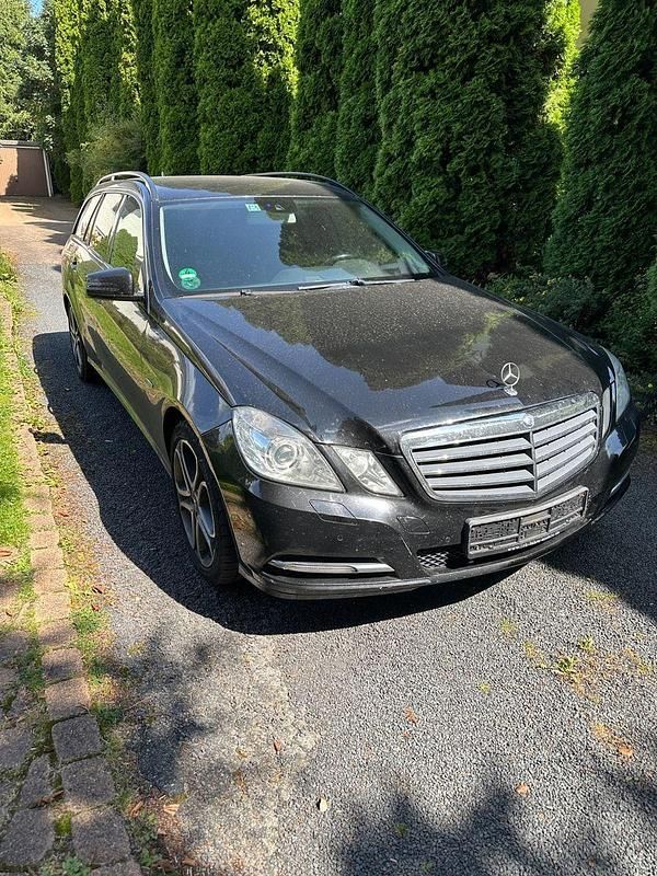 Schwarz Gebraucht 2011 Mercedes E220 Kombi | 4.900 € (Superpreis) - Bild 1/4