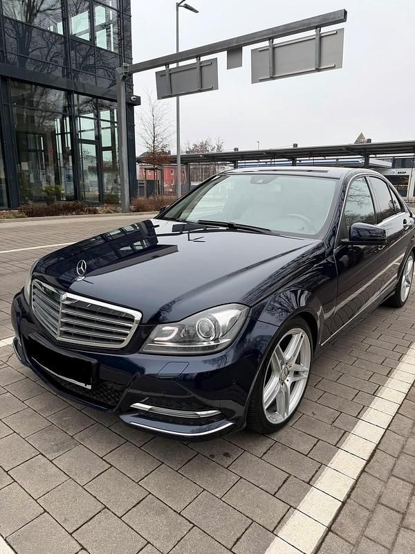 Blau Gebraucht 2013 Mercedes C250 AMG line Limousine | 13.499 € (Fairer Preis) - Bild 1/4