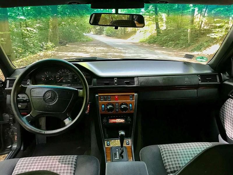 Gebraucht Mercedes E300 179 PS (131 kW) 1995 Schwarz Kombi