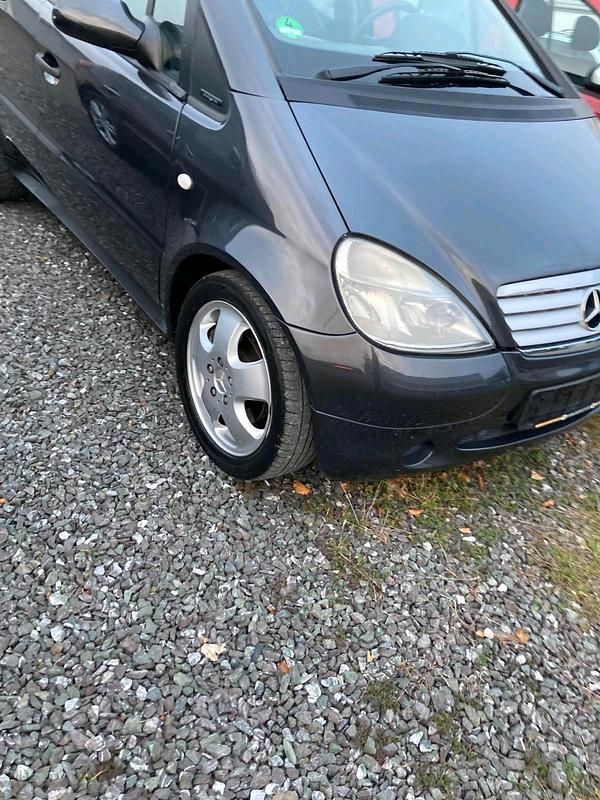 Schwarz Gebraucht 2001 Mercedes A190 Kleinwagen | 1.600 € (Fairer Preis) - Bild 1/4