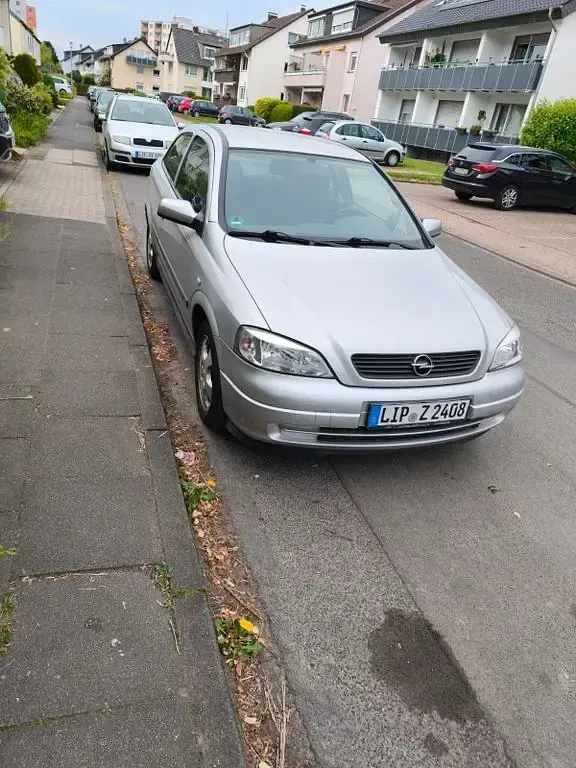 Gebraucht Opel Astra Sport 75 PS (55 kW) 1999 Silber Limousine