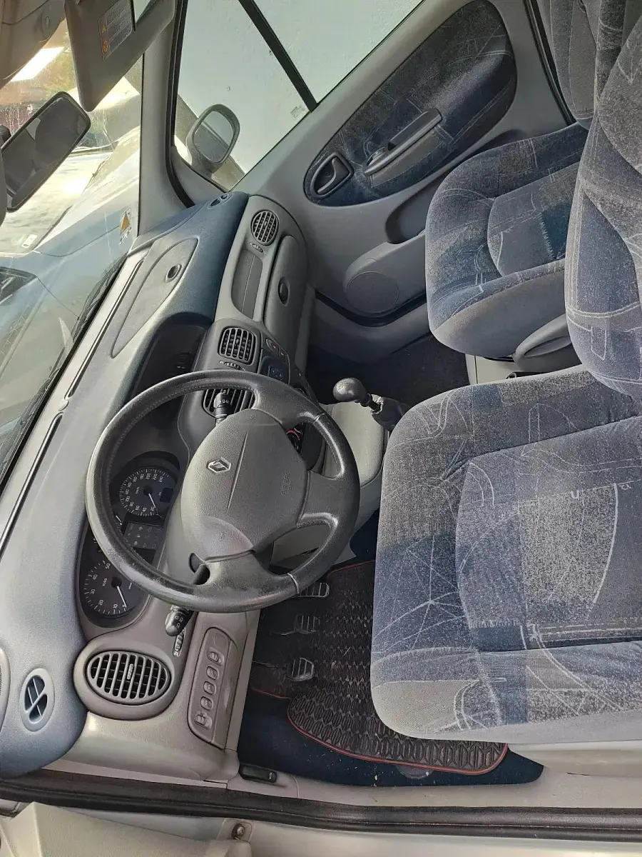 Używany Renault Scénic 102 KM (75 kW) 2000 Srebrny Minivan