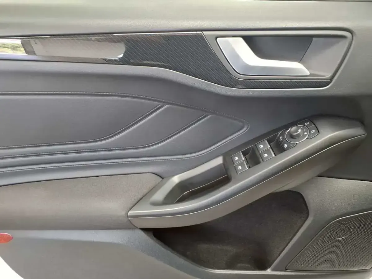 Gebraucht Ford Focus ST-Line X 155 PS (114 kW) 2023 Frozen white Limousine