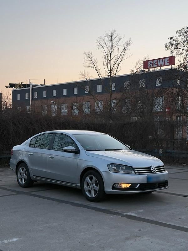 Gebraucht VW Passat Comfortline 122 PS (89 kW) 2011 Grau Limousine