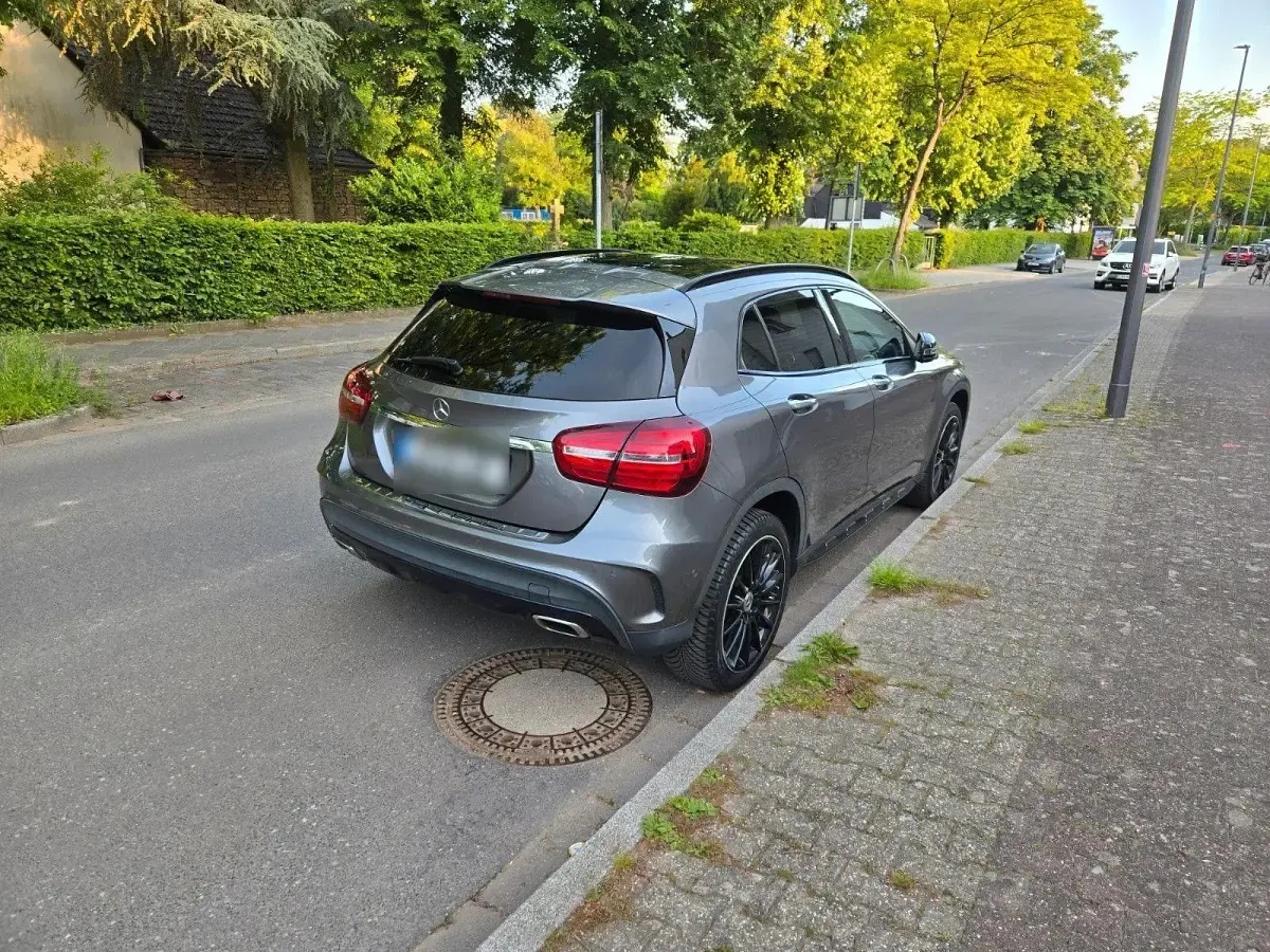 Gebraucht Mercedes GLA220 170 PS (125 kW) 2019 Grau SUV