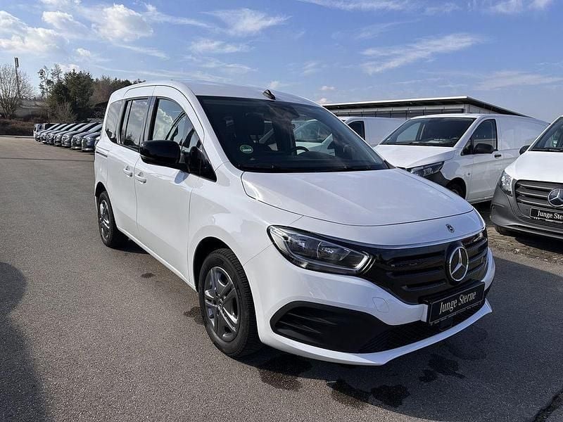 Gebraucht Mercedes EQT200 89 kW (122 PS) 2024 Weiß Van / Kleinbus