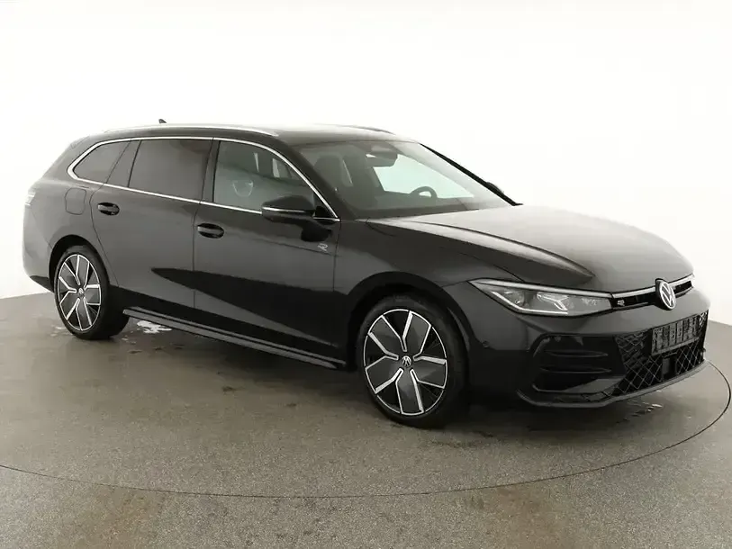 Neu VW Passat R-line 193 PS (141 kW) 2026 Grenadilla black metallic Kombi