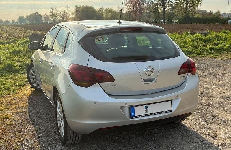 Gebraucht Opel Astra 125 PS (91 kW) 2011 Grau Limousine