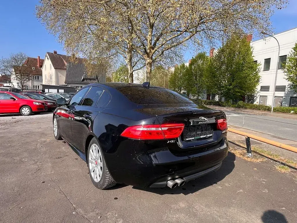 Käytetty Jaguar XE 179 HP (131 kW) 2017 Musta Sedan
