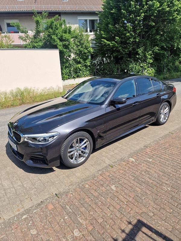 Grau Gebraucht 2019 BMW 530e M Sport Limousine | 23.999 € (Superpreis) - Bild 1/4