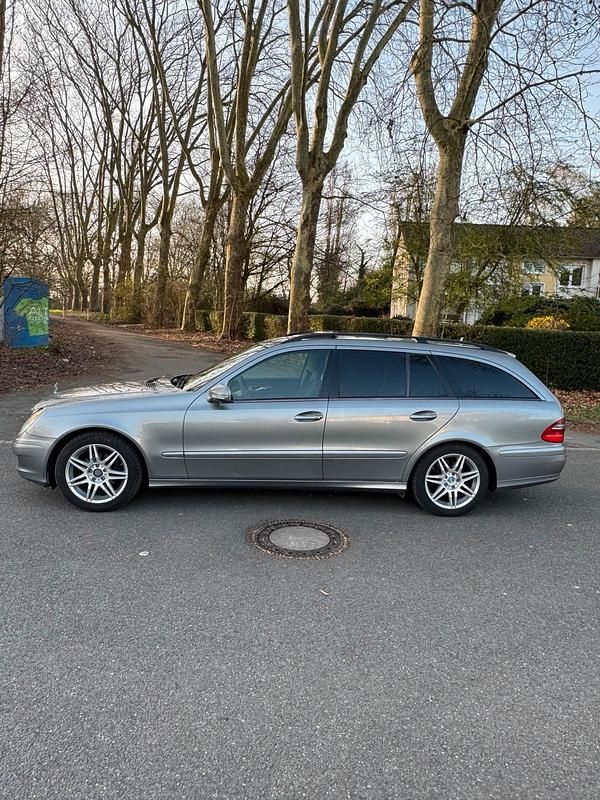 Gebraucht Mercedes E220 150 PS (110 kW) 2007 Grau Kombi