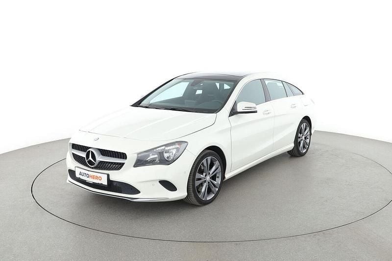 Weiß Gebraucht 2016 Mercedes CLA250 Shooting Brake Urban Kombi | 21.330 € - Bild 1/3