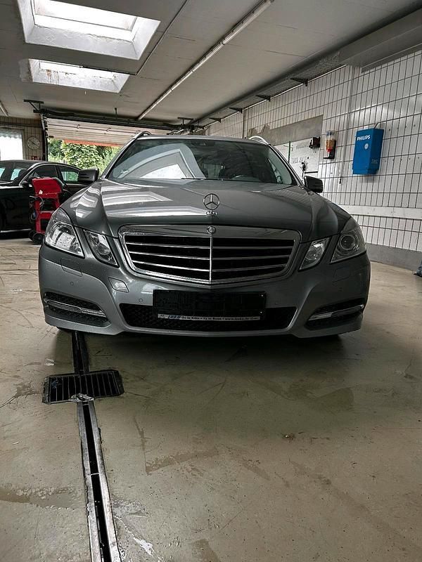 Silber Gebraucht 2013 Mercedes E250 Avantgarde Kombi | 14.200 € - Bild 1/4
