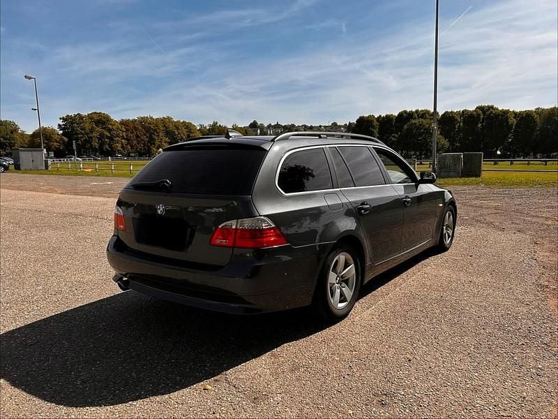 Gebraucht BMW 520 177 PS (130 kW) 2009 Grau Kombi