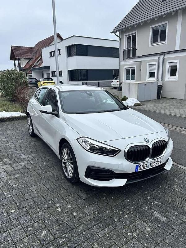 Weiß Gebraucht 2020 BMW 118 Advantage Kleinwagen | 21.000 € (Teuer) - Bild 1/4