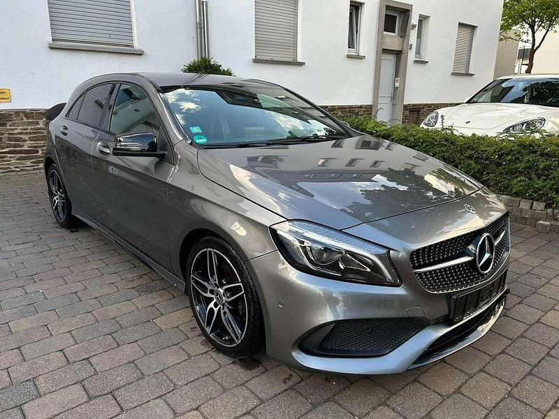 Grau Gebraucht 2017 Mercedes A180 AMG line Limousine | 13.990 € (Etwas zu teuer) - Bild 1/4