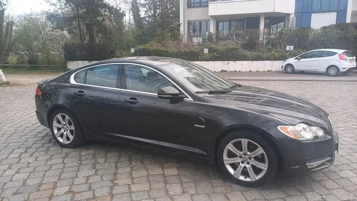 Używany Jaguar XF 275 KM (202 kW) 2010 Szary Sedan/Limuzyna