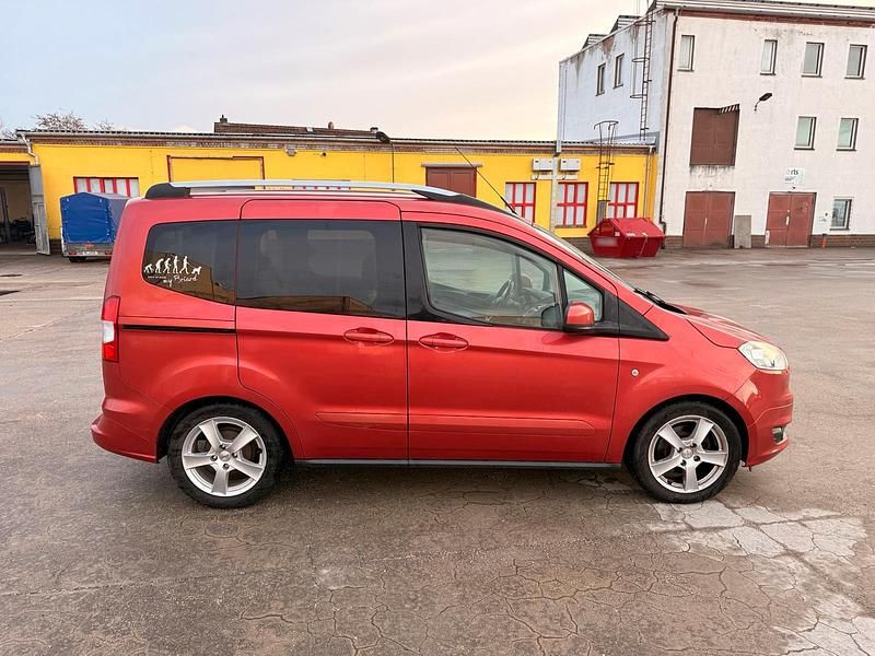 Gebraucht Ford Tourneo Courier 100 PS (73 kW) 2014 Rot Van / Kleinbus