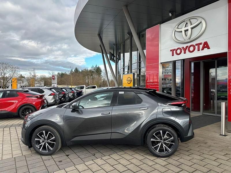Neu Toyota C-HR 140 PS (102 kW) 2025 Marlingrau metallic / schwarz SUV